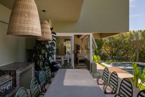 Luxury Camps Bay 5 Star w Gym Pool Kinvara Villa - image 2