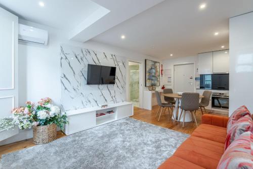 Almada Prime III, Porto