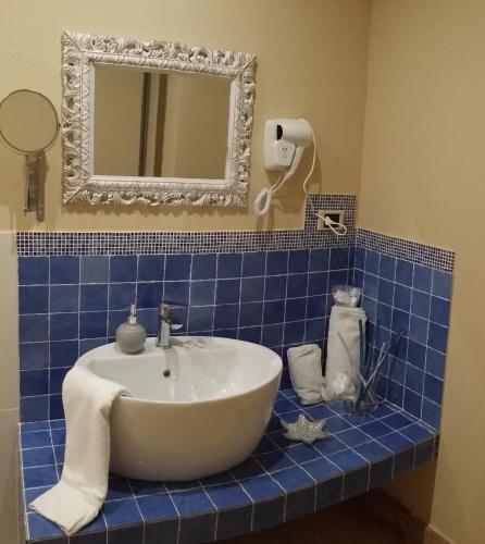 Quadruple Room with Private Bathroom image 3