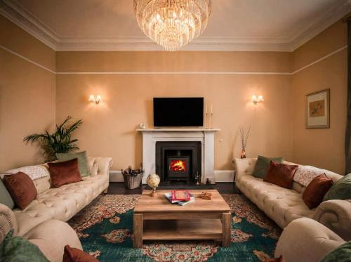 Country Farmhouse, Hot Tub, Sleeps 11 in Ardovie
