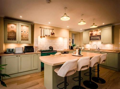 Country Farmhouse, Hot Tub, Sleeps 11 in Ardovie