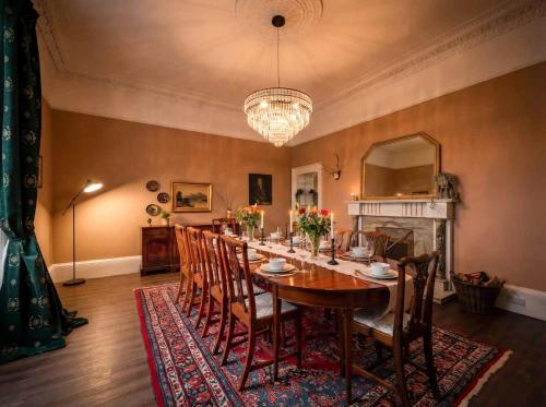 Country Farmhouse, Hot Tub, Sleeps 11 in Ardovie