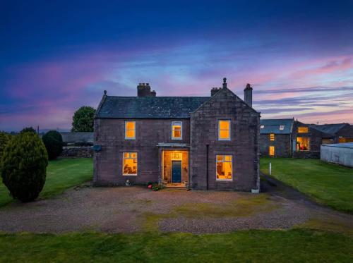 Country Farmhouse, Hot Tub, Sleeps 11 in Ardovie