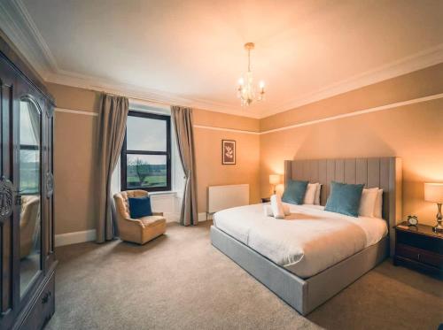Country Farmhouse, Hot Tub, Sleeps 11 in Ardovie