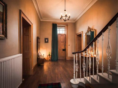 Country Farmhouse, Hot Tub, Sleeps 11 in Ardovie