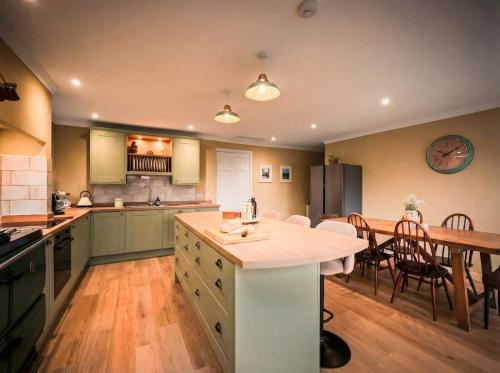 Country Farmhouse, Hot Tub, Sleeps 11 in Ardovie