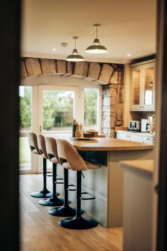 Country Farmhouse, Hot Tub, Sleeps 11 in Ardovie