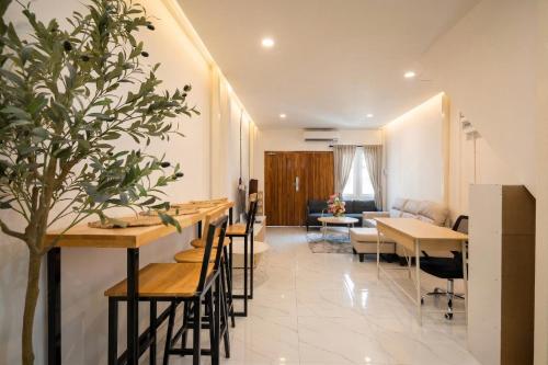 Spacious 4 Bedroom Home 7 min to Khao San | 5 Bath - image 9