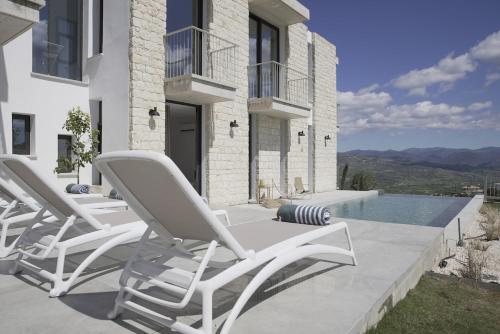 Stylish Villa, Rural Setting, Infinity Pool in Pano Akourdaleia