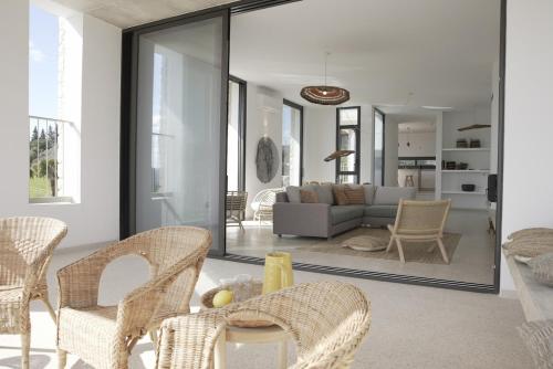 Stylish Villa, Rural Setting, Infinity Pool in Pano Akourdaleia