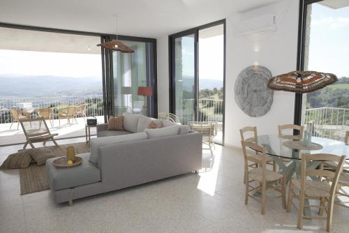 Stylish Villa, Rural Setting, Infinity Pool in Pano Akourdaleia