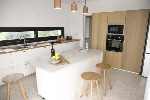 Stylish Villa, Rural Setting, Infinity Pool in Pano Akourdaleia