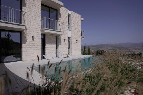 Stylish Villa, Rural Setting, Infinity Pool in Pano Akourdaleia