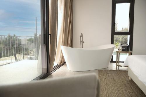 Stylish Villa, Rural Setting, Infinity Pool in Pano Akourdaleia