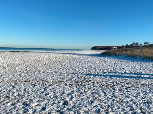 Dorfperle, nahe Ostsee & Kiel, Parkplatz in Osdorf
