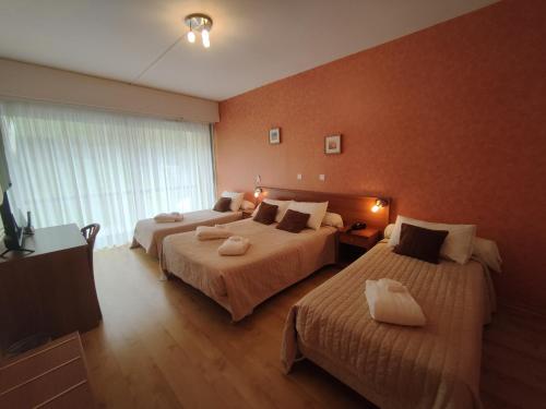 1 double bed, 2 twin beds