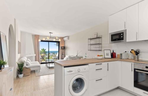 PRIME LOCATION! Few minutes walk to the Beach Sports Club Restaurants Supermarkets and more! - image 2