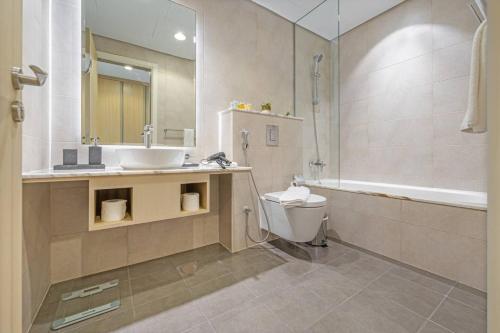 with Pool Gym 7 mins to Dubai Mall 3 King Beds - image 12