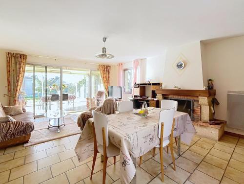 Iekārtas, Maison calme avec jardin & barbecue in Montendre