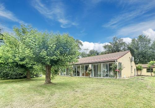 Dārzs, Maison calme avec jardin & barbecue in Montendre