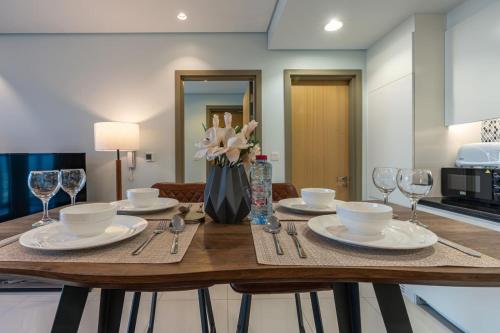 Near Dubai Mall PoolAccess SunSetView KingBed - image 5