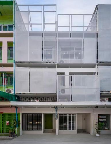 Industrial Loft Sukhumvit 3-Bedroom Designer House - 2 Min to BTS Bang Chak 