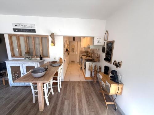 Bar/lounge, Paillotte bambou-Montpellier centre 10minutes - 35m2 terrasse- parking in Castelnau-le-Lez