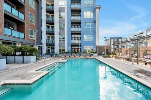 Uptown Escape - Free Parking Pool Walkable - image 4