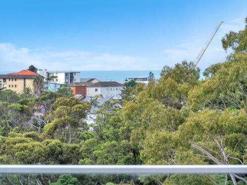 Hilltop Bronte Escape with Balcony and Nice Views - image 11