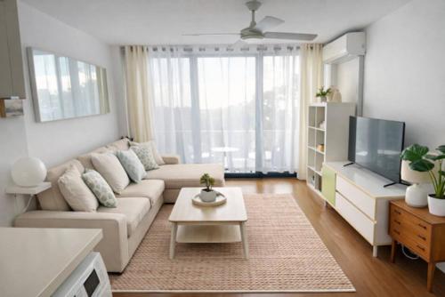Hilltop Bronte Escape with Balcony and Nice Views - image 7