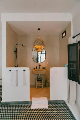 Private riad with swimming pool and breakfast included - image 11