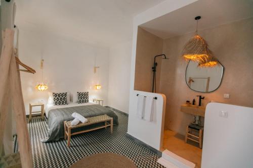 Private riad with swimming pool and breakfast included - image 14