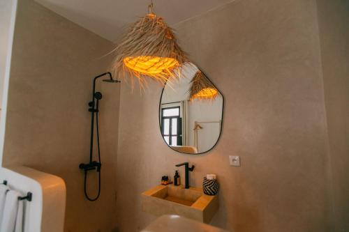 Private riad with swimming pool and breakfast included - image 5