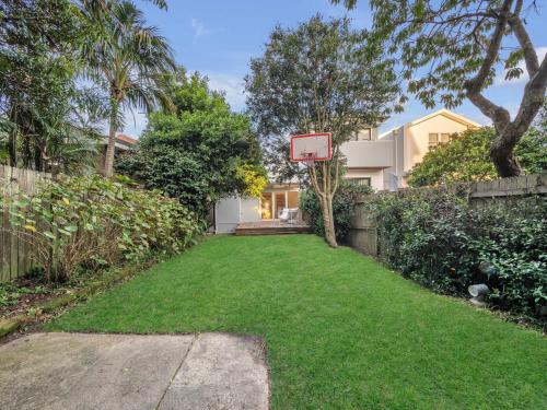 Sunlit Garden Home Set over a Single Level - image 8