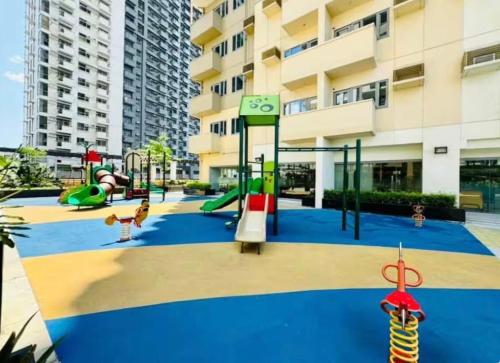 Exective Studio in 24th Floor of Manhattan Plaza in Santolan