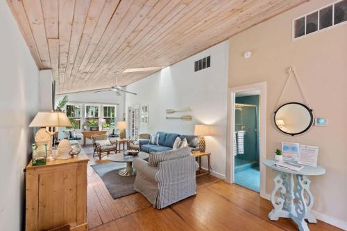 Nan's Escape by Juniper Holiday + Home in Union Pier (MI)