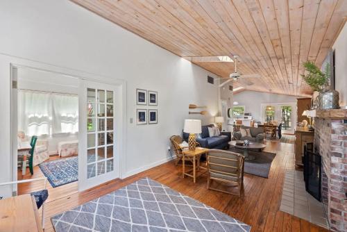 Nan's Escape by Juniper Holiday + Home in Union Pier (MI)