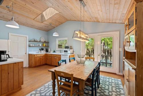 Nan's Escape by Juniper Holiday + Home in Union Pier (MI)