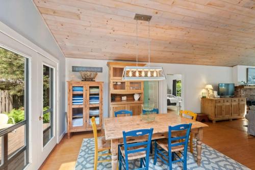 Nan's Escape by Juniper Holiday + Home in Union Pier (MI)
