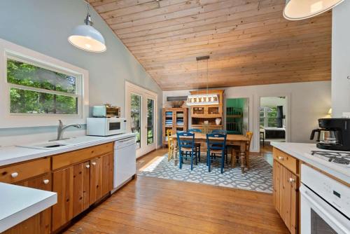Nan's Escape by Juniper Holiday + Home in Union Pier (MI)