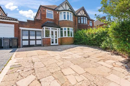 B13 0AU - 5 Double Beds 5 Bedrooms- Huge Driveway fits 2 LWB Vans -Edgbaston Digbeth Solihull NEC BHX JLR M42 NIA O2 Academy NR City Centre Excellent Location - By Samina, Arz Stays gîte à louer Yardley Wood Railway Station