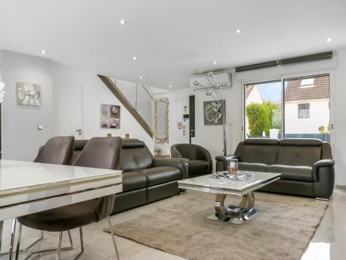 Grande villa T6 avec piscine à 30 min de Disneyland Paris gîte à louer Beautheil