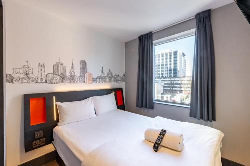 Guestroom, easyHotel Cardiff in Cardiff