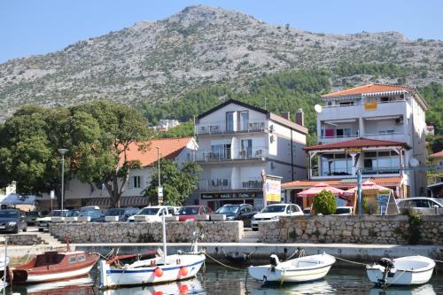  Apartments Tota, Pension in Starigrad-Paklenica