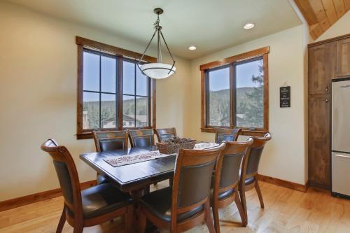 Slopeside Luxury Villa #126 Next To Resort With Steam Shower & Amazing Views - 500 Dollars Of FREE Activities & Equipment Rentals Daily in Winter Park, USA