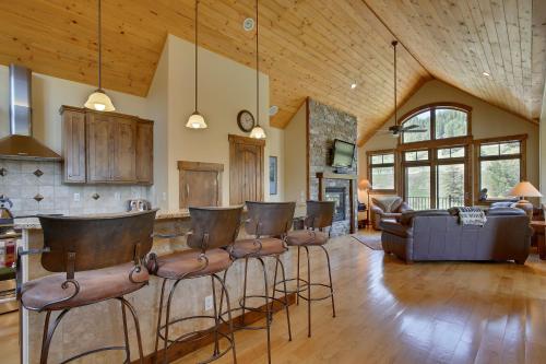 Slopeside Luxury Villa #126 Next To Resort With Steam Shower & Amazing Views - 500 Dollars Of FREE Activities & Equipment Rentals Daily in Winter Park, USA