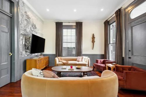 5 Bedroom Designer Home on Magazine Pool & Spa – khách sạn tại Lower Garden District
