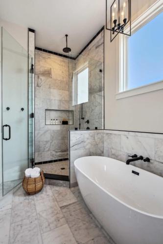 Designer 10-bedroom compound Heated Pools & Hot Tubs - image 12