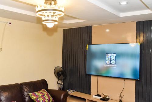 ห้องส่วนกลางสำหรับนั่งเล่น/ดูทีวี, Skye Palace Apartment - Skye Regency 2 Bedroom Apartment in อะคูร์