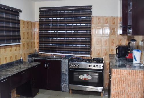 ห้องครัว, Skye Palace Apartment - Skye Regency 2 Bedroom Apartment in อะคูร์